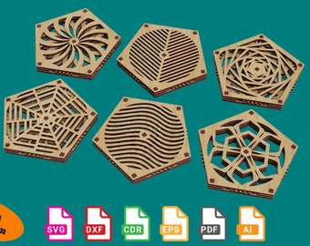 Könnte beinhalten: Sechs sechseckige Untersetzer aus Holz mit filigranen Laser-Schnitten. Die Untersetzer zeigen geometrische Muster in hellbrauner Farbe. Die Designs umfassen eine Spirale, ein Gitter, eine Blume, eine Welle, ein Netz und eine Sternform.