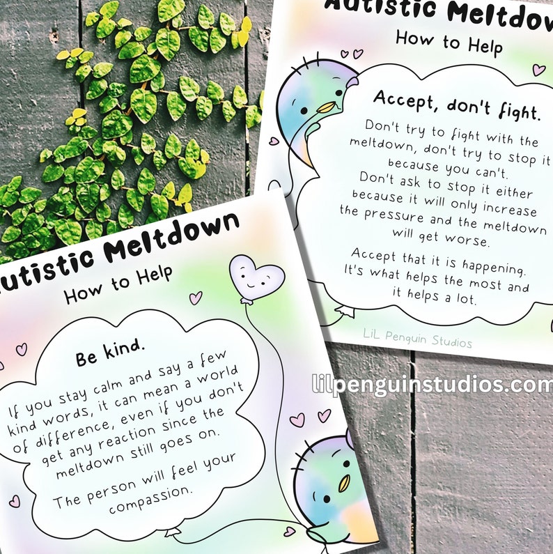 Pode incluir: Dois cart&otilde;es com o texto "Autistic Meltdown How to Help" e conselhos sobre como responder a colapsos. Os cart&otilde;es apresentam ilustra&ccedil;&otilde;es de um pinguim e um bal&atilde;o em forma de cora&ccedil;&atilde;o. O fundo &eacute; uma superf&iacute;cie de madeira com vinhas verdes.