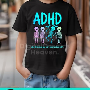 Könnte beinhalten: Ein schwarzes T-Shirt mit einer blauen "ADHD"-Grafik und vier Skeletten in verschiedenen Farben. Der Text unter den Skeletten lautet "why fit in when you were born to stand out? Heaven."