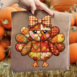 Könnte beinhalten: Ein braunes quadratisches Kissen mit einem Patchwork-Truthahn-Design. Der Truthahn hat eine karierte Schleife, und sein Körper besteht aus herbstlichen Patches mit Kürbissen, Blättern und Kaffeetassen. Das Kissen wird vor einem Hintergrund aus Kürbissen gehalten.