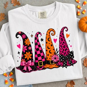 Cappelli da strega PNG, design del modello di cappello da strega di Halloween, cappello da strega preppy rosa e arancione per sublimazione, cappello da strega retrò a scacchi floreali leopardati