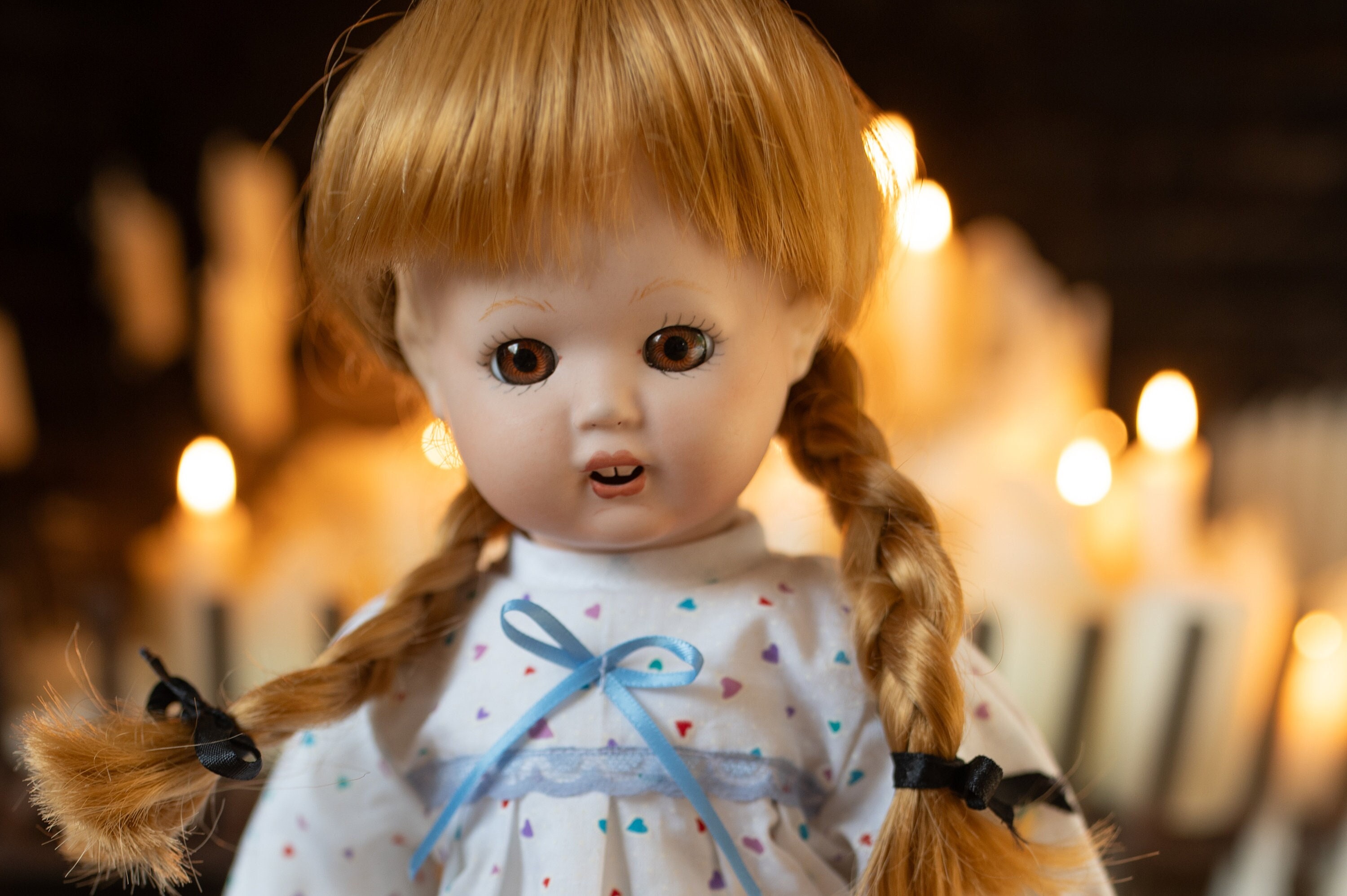 Poupée hantée activée par le son de 30,5 cm, poupée d'Halloween marchant  pour décorations d'Halloween, poupée effrayante et effrayante avec son  horrible poupée qui marche clignote (fille) : : Cuisine et Maison
