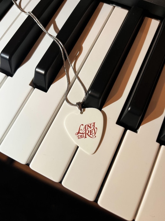 Lana del Rey | Guitar pick necklace