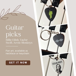 Peut inclure: Des médiators de guitare avec Billie Eilish, Taylor Swift et Arctic Monkeys. Les médiators sont disponibles en collier ou porte-clés. L'un a une silhouette verte sur fond noir. Un autre a un motif d'onde sonore. Le troisième a une photo de Taylor Swift.