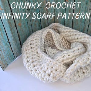 Peut inclure: Un modèle de foulard infini en crochet blanc épais. Le foulard est réalisé avec un fil épais et présente un design simple et classique.