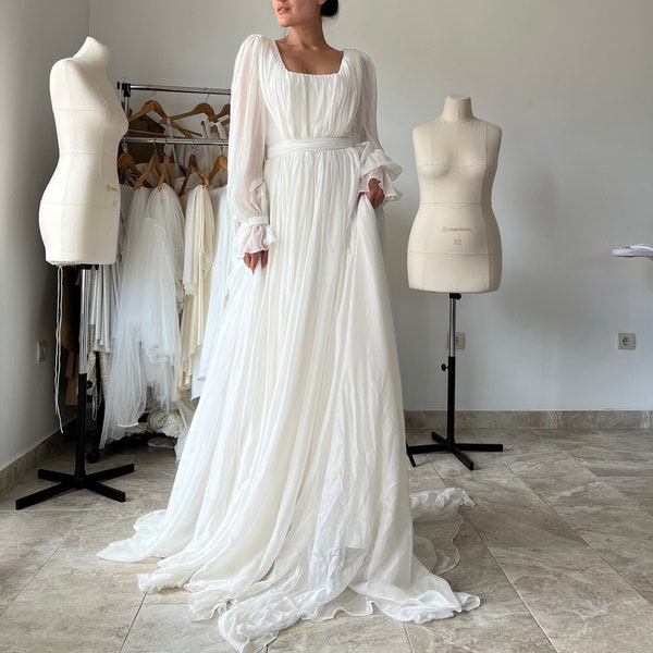 Robe de mariée minimaliste, robe de mariée en mousseline de soie, robe de mariée fluide, robe de mariée drapée, robe de mariée à manches, robe de mariée modeste