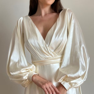 Robe de mariée fluide avec dos nu, Robe de mariée en soie, Robe de soirée, Robe de mariée simple, Robe de mariée dos nu, Robe de mariée portefeuille