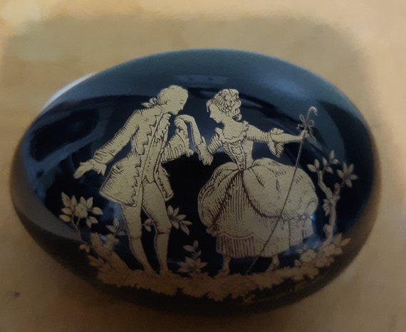 Limoges castel porcelaine egg - Gem