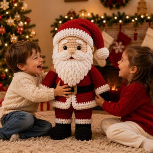 Pode incluir: Uma grande boneca de Pai Natal feita em crochet, com um fato vermelho com acabamentos brancos, um cinto preto com fivela dourada e um gorro vermelho a condizer. A boneca tem uma barba branca espessa, rosto cor de pêssego e olhos pretos.