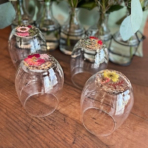 Handcrafted, stemless wine glasses with real and pressed flowers on the bottom of the glass with gold leaf accents. Mother's Day Gift, Bridesmaid Gift, Bridal Shower.