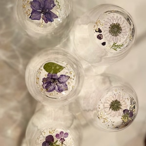 Handcrafted, stemless wine glasses with real and pressed flowers on the bottom of the glass with gold leaf accents. Mother's Day Gift, Bridesmaid Gift, Bridal Shower.