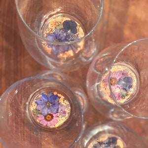 Handcrafted, stemless wine glasses with real and pressed flowers on the bottom of the glass with gold leaf accents. Mother's Day Gift, Bridesmaid Gift, Bridal Shower.