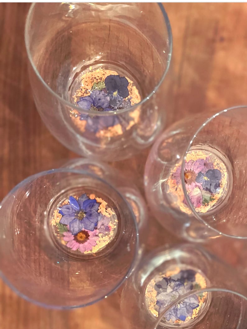 Handcrafted, stemless wine glasses with real and pressed flowers on the bottom of the glass with gold leaf accents. Mother's Day Gift, Bridesmaid Gift, Bridal Shower.