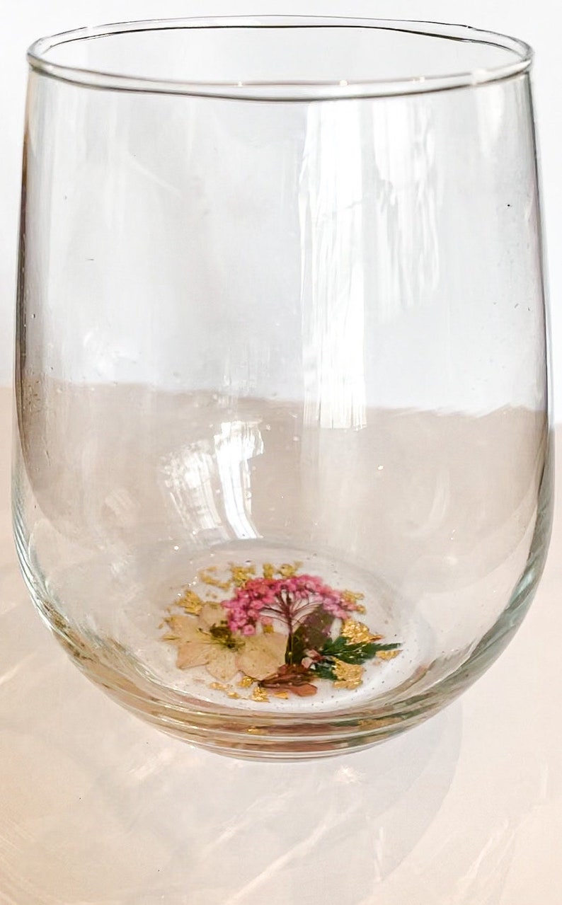 Handcrafted, stemless wine glasses with real and pressed flowers on the bottom of the glass with gold leaf accents. Mother's Day Gift, Bridesmaid Gift, Bridal Shower.