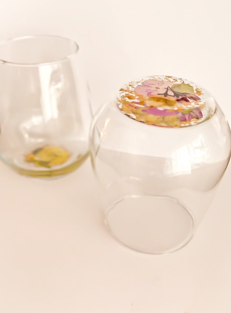 Handcrafted, stemless wine glasses with real and pressed flowers on the bottom of the glass with gold leaf accents. Mother's Day Gift, Bridesmaid Gift, Bridal Shower.