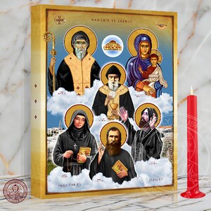 Puede incluir: Un icono religioso que representa a un grupo de santos con halos. El icono está pintado en un estilo tradicional con un fondo dorado y presenta una variedad de colores. Los santos están representados en una variedad de poses y expresiones. El icono está enmarcado en un marco de madera.