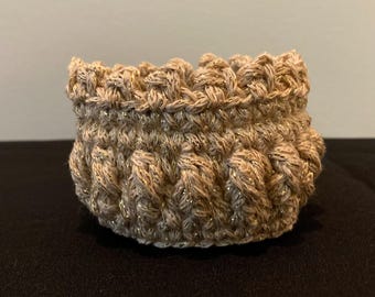 Adorno de corona "For the Joy", tejido a crochet con hilo de algodón brillante, 3" de ancho x 2" de alto