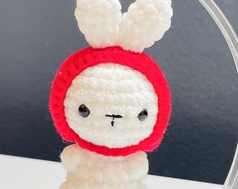 Llavero de conejito de fresa a crochet: abalorio para bolso amigurumi, conejo kawaii de Pascua y primavera.