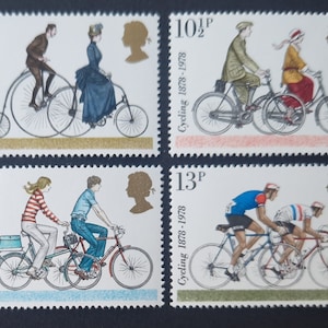 以下が含まれることがあります： 自転車に乗っている人々のイラストが描かれた、ヴィンテージの切手4枚セット。切手は1978年のもので、1870年代から1970年代にかけてのさまざまな自転車のスタイルが描かれています。切手はミントコンディションで、クラシックなデザインです。