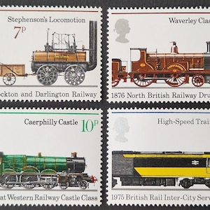 Puede incluir: Una hoja de cuatro sellos postales británicos con trenes históricos. Los sellos representan la Locomoción de Stephenson, la clase Waverley, el castillo de Caerphilly y un tren de alta velocidad. Cada sello incluye el año y el nombre del ferrocarril.
