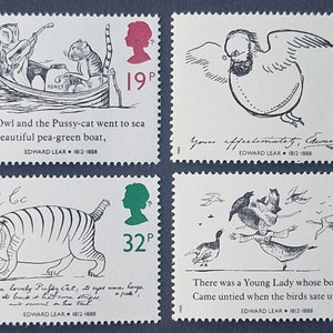 Puede incluir: Una hoja de cuatro sellos postales con ilustraciones y textos de poemas de Edward Lear. Los sellos representan escenas con un búho y un gato, una figura barbuda, un gato y una joven con pájaros. Cada sello tiene un precio y una silueta.