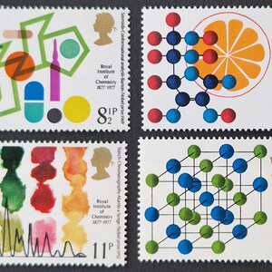 Op de afbeelding: Vier postzegels met wetenschappelijke thema's. Ze tonen moleculaire structuren, chromatografiepatronen en geometrische vormen. De tekst verwijst naar het Royal Institute of Chemistry en Nobelprijzen.
