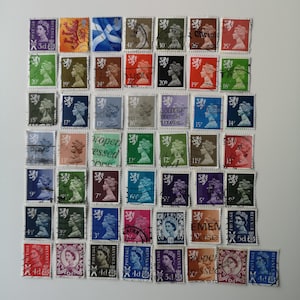 Pode incluir: Uma coleção de selos postais britânicos vintage em várias cores. Os selos apresentam retratos da Rainha, brasões e texto, incluindo denominações como "3d" e "4d". Os selos estão dispostos sobre uma superfície branca.