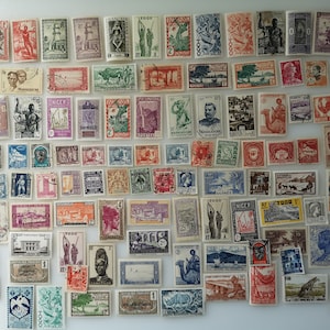 Può includere: Una collezione di francobolli vintage provenienti da diversi paesi, tra cui Togo, Madagascar, Niger e altri. I francobolli presentano una varietà di disegni, tra cui animali, persone e paesaggi. I francobolli sono in ottime condizioni e sarebbero un'ottima aggiunta a qualsiasi collezione di francobolli.