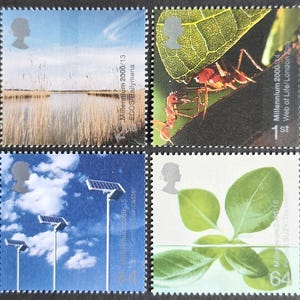 Könnte beinhalten: Ein Satz von vier Briefmarken. Die obere linke Briefmarke zeigt eine Landschaft mit Schilf und Wasser. Die obere rechte Briefmarke zeigt Ameisen auf einem Blatt. Die untere linke Briefmarke zeigt Sonnenkollektoren. Die untere rechte Briefmarke zeigt grüne Blätter.