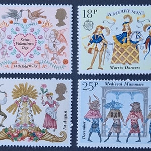 Puede incluir: Cuatro sellos postales británicos ilustrados. Temas: San Valentín, bailarines Morris, Lammastide y Mummers medievales. Cada sello muestra un valor en peniques y una silueta.