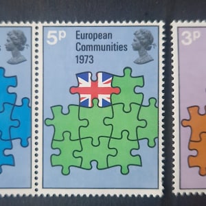 Puede incluir: Tres sellos postales vintage de 1973, cada uno con un diseño de rompecabezas y la bandera de la Union Jack. Los sellos son azules, verdes y naranjas, con el texto "European Communities". Cada sello presenta un perfil de la reina Isabel II.