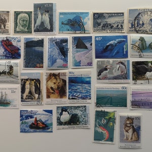 Op de afbeelding: Een verzameling Australische Antarctische Territorium postzegels met verschillende afbeeldingen, waaronder pinguïns, een schip, een hond, een walvis en een landschap. De postzegels hebben verschillende waarden, variërend van 15 cent tot $ 1,50.