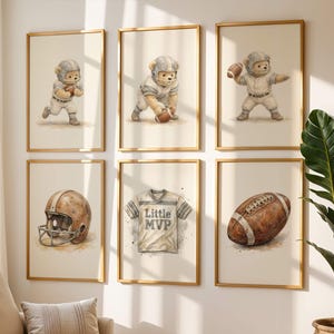 Puede incluir: Una taza de cerámica blanca con un asa negra y el texto "But First, Coffee" en negrita negra. La taza se encuentra sobre un fondo borroso, resaltando su diseño simple.