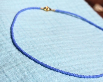 Zarte Halskette blau mit Goldverschluss | pastell royalblau ocean | dünn | Choker | Perlenhalskette | boho | Wichteln | Weihnachtsgeschenk