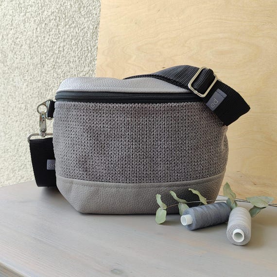 Crossbody-Bag „Kathi“ / Möbelstoff Grau und Polsterstoff Lederoptik Graphitgrau / Schultertasche Umhängetasche