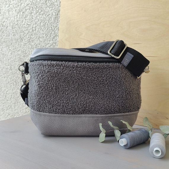 Medium Crossbody Bag Damen – Leichte Umhängetasche Reißverschluss Innenfach – Grau – Tasche „Kathi“