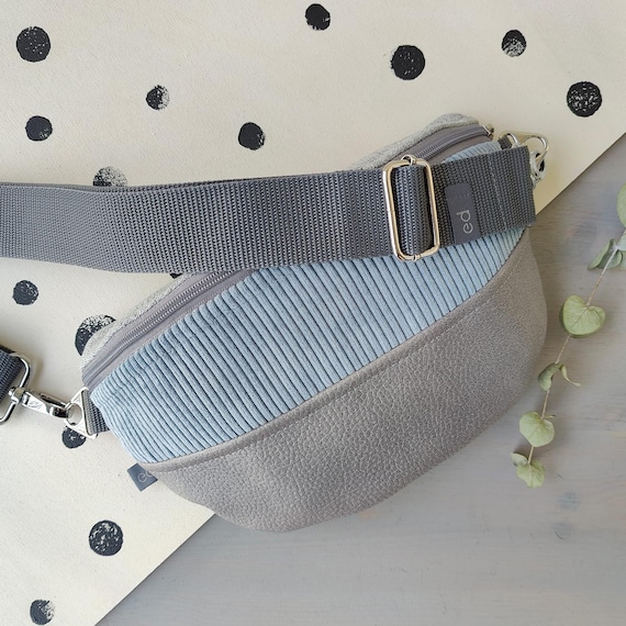 Kleine Crossbody Bag Damen – Leichte Umhängetasche Reißverschluss Innenfach – Grauschwarz, Hellblau, Grau – Tasche „Caro“