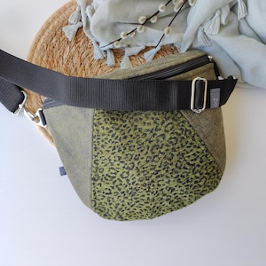 Medium Crossbody Bag Damen – Leichte Umhängetasche Reißverschluss Innenfach – Grün-Leo, Khaki – Tasche „Carla“