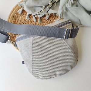 Medium Crossbody Bag Damen – Leichte Umhängetasche Reißverschluss Innenfach – Kitt, Grau – Tasche „Carla“