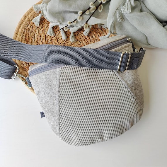 Medium Crossbody Bag Damen – Leichte Umhängetasche Reißverschluss Innenfach – Kitt, Grau – Tasche „Carla“