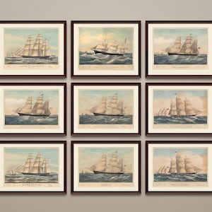Pode incluir: Nove gravuras náuticas vintage emolduradas com navios à vela no mar. Cada gravura tem uma moldura castanha e mostra um navio diferente à vela, com um esquema de cores azul e branco. As gravuras estão dispostas numa grelha 3x3.