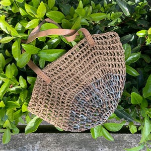 Hand Knit Raffia Shoulder Bag, Woven Straw Tote Bag, Shimmering Raffia Knit Bag, Straw Mesh Bag, Lightweight Shoulder Bag with Leather Strap