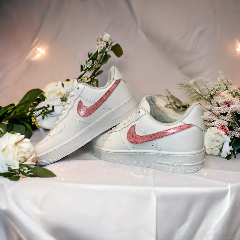 Nike Air Force 1 x ROSE PAILLETTES . Neuves New Custom. Chaussures Cadeau, soirée, mariage image 1