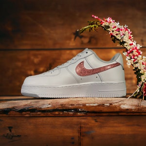 Nike Air Force 1 x ROSE PAILLETTES . Neuves New Custom. Chaussures Cadeau, soirée, mariage image 3
