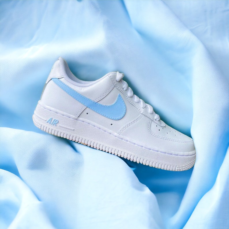 Nike Air Force 1 x BABY BLUE . Neuves New Custom. Chaussures Cadeau, soirée, mariage image 2