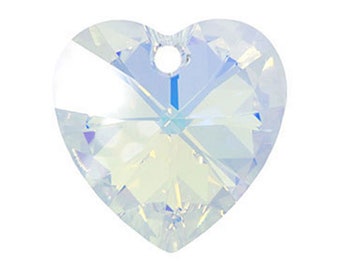 Puede incluir: Un colgante de cristal en forma de corazón transparente e iridiscente con un agujero en la parte superior para colgar.