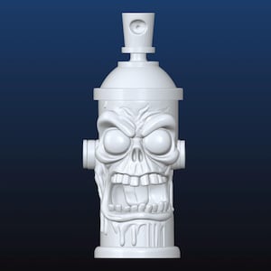 Può includere: Una bomboletta spray bianca e stilizzata con un volto a forma di teschio scolpito nel corpo. Il design presenta grandi occhi rotondi, una bocca aperta e dettagli gocciolanti. La parte superiore ha un ugello e la bomboletta ha due tubi laterali.