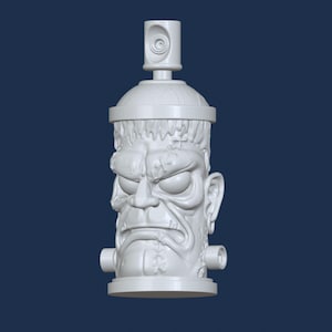 Può includere: Una bomboletta spray bianca con un viso di Frankenstein scolpito sul davanti. La bomboletta ha un ugello nero e un tappo bianco.