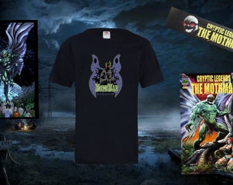 Puede incluir: Una camiseta negra con un gráfico verde y morado de una criatura con alas. El gráfico dice "Mothman" y "Cryptic Legends 1976". La camiseta está junto a una portada de cómic con un gráfico similar y el texto "Cryptic Legends The Mothman".