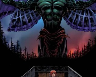 Puede incluir: Portada de cómic con una criatura humanoide verde alada con ojos rojos, de pie frente a un bosque oscuro. El título "CRYPTIC LEGENDS THE MOTHMAN" está escrito en letras amarillas sobre fondo negro. Una mujer con un top negro y pantalones cortos de mezclilla se encuentra frente a un búnker de concreto.